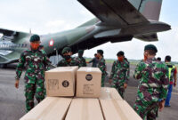 FOTO : Kasrem 042/Garuda Putih Letkol Arh Hary Sassono Utomo, SH Menyerahkan APD Kepada Dinas Kesehatan Provinsi Jambi di Terminal Bandara STS Jambi, Sabtu (18/04/20).