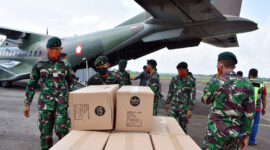 FOTO : Kasrem 042/Garuda Putih Letkol Arh Hary Sassono Utomo, SH Menyerahkan APD Kepada Dinas Kesehatan Provinsi Jambi di Terminal Bandara STS Jambi, Sabtu (18/04/20).