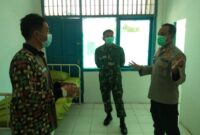 FOTO : Kapolres AKBP Guntur Saputro bersama Dandim 0419/Tanjab Letkol Inf Erwan Susanto, saat meninjau Eks Kantor Puskesmas Kuala Tungkal II, Jumat (17/04/20)