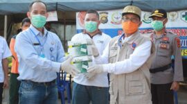 FOTO : Gubernur Jambi Saat Menerima Bantuan 2.000 Masker dari ACT Provinsi Jambi di Posko Gugus Tugas Penanganan Covid-19 Provinsi Jambi, Sabtu (18/04/20)