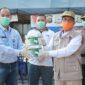 FOTO : Gubernur Jambi Saat Menerima Bantuan 2.000 Masker dari ACT Provinsi Jambi di Posko Gugus Tugas Penanganan Covid-19 Provinsi Jambi, Sabtu (18/04/20)