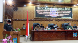 FOTO : Bupati Tanjung Jabung Barat Dr. Ir. H. Safrial MS didampingi Wakil Bupati Drs. H. Amir Sakib hadiri Rapat Paripurna Kedua DPRD dengan agenda penyampaian pemandangan umum Fraksi DPRD atas LKPJ Tahun 2019 yang disampaikan Bupati Tanjung Jabung Barat pada Rapat Paripurna pertama beberapa waktu lalu. Selasa (21/04/20).