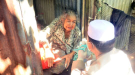 FOTO : Kapolres Tanjab Barat AKBP Guntur Saputro Saat Menyambagi Salah Satu Warga Ketika Baksos Pembagian Sembako bersama BRI Unit Kuala Tungkal, Selasa (21/04/20).