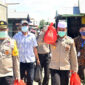 FOTO : Kapolres Tanjab Barat AKBP Guntur Saputro Saat Menyambagi Salah Satu Warga Ketika Baksos Pembagian Sembako bersama BRI Unit Kuala Tungkal, Selasa (21/04/20).