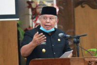 FOTO : Bupati Dr. H. Safrial Saat Menyampaikan Tanggapannya atas Pemandangan Umum Fraksi-Fraksi DPRD terhadap LKPJ 2019 pada Rapat Paripurna  Ke-Tiga yang diselenggarakan di Ruang Rapat Paripurna DPRD. Rabu (22/04/20).