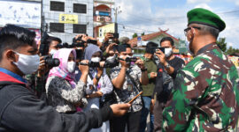 FOTO : Para Wartawan Saat Wawancarai Danrem 042/Gapu Kolonel Kav M. Zulkifli di Makorem, Jum'at (24/04/20)