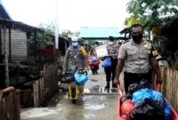 FOTO : Kapolres Tanjab Barat AKBP Guntur Saputro, SIK, MH saat Menyerahkan Bantuan Untuk Warga Desa Suak Labu, Kecamatan Kuala Betara, Sabtu (25/04/20)