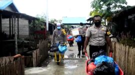 FOTO : Kapolres Tanjab Barat AKBP Guntur Saputro, SIK, MH saat Menyerahkan Bantuan Untuk Warga Desa Suak Labu, Kecamatan Kuala Betara, Sabtu (25/04/20)