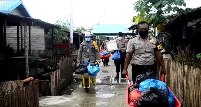 FOTO : Kapolres Tanjab Barat AKBP Guntur Saputro, SIK, MH saat Menyerahkan Bantuan Untuk Warga Desa Suak Labu, Kecamatan Kuala Betara, Sabtu (25/04/20)