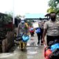 FOTO : Kapolres Tanjab Barat AKBP Guntur Saputro, SIK, MH saat Menyerahkan Bantuan Untuk Warga Desa Suak Labu, Kecamatan Kuala Betara, Sabtu (25/04/20)