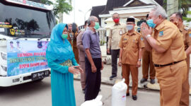 FOTO : Bupati Tajab Barat H. Safrial saat Launching Bantuan Sembako bagi Masyarakat Terdampak Wabah Virus Corona atau Covid-19 di Alun-Alun Kota Kuala Tungkal Senin (27/04/20).