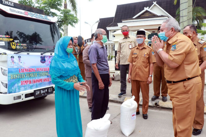 FOTO : Bupati Tajab Barat H. Safrial saat Launching Bantuan Sembako bagi Masyarakat Terdampak Wabah Virus Corona atau Covid-19 di Alun-Alun Kota Kuala Tungkal Senin (27/04/20).
