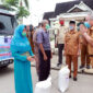 FOTO : Bupati Tajab Barat H. Safrial saat Launching Bantuan Sembako bagi Masyarakat Terdampak Wabah Virus Corona atau Covid-19 di Alun-Alun Kota Kuala Tungkal Senin (27/04/20).