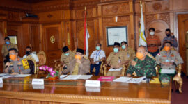 FOTO : Komandan Korem 042/Gapu Kolonel Kav M. Zulkifli Saat Menghadiri Rapat Kerja Gubernur Jambi bersama Sekjen Kemen Lingkungan Hidup dan Kehutanan RI melalui Video Conference membahas antisipasi Kebakaran Hutan dan Lahan (Karhutla) Tahun 2020 di Wilayah Provinsi Jambi di ruang utama Gubernur, Selasa (28/04/20).