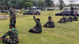 FOTO : Koandan Korem 042/Gapu, Kolonel Kav M. Zulkifli Saat Memberikan Arahan Kepada Personial B Yonif Raider 142 KJ di Kabupaten Tebo, Kamis (30/04/20)