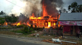 FOTO : Peristiwa kebakaran melanda rumah warga di Parit Kerbau, RT 07, Desa Bunga Tanjung, Kecamatan Betara, Kabupaten Tanjung Jabung Barat, Minggu (03/05/20)