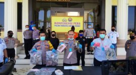 FOTO : Kapolres Tanjab Barat AKBP Guntur Saputro, SIK, MH Saat Memberikan Keterangan Pers di Mapolres Tanjab Barat, Kamis (07/05/20)