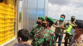 FOTO : Kapolres Tanjab Barat AKBP Guntur Saputro saat Mendampingi Danrem 042 Gapu Jambi meninjau Posko Covid-19 di Pelabuhan Roro Kuala Tungkal, Kamis (07/05/20).