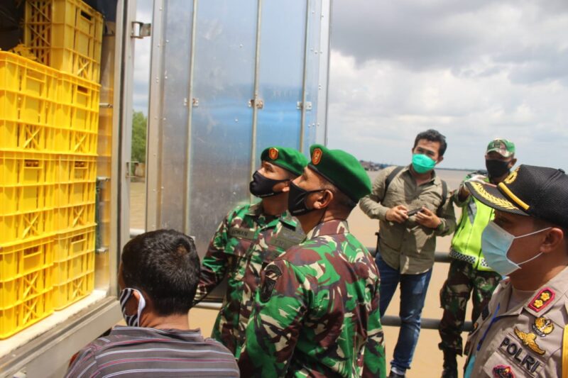 FOTO : Kapolres Tanjab Barat AKBP Guntur Saputro saat Mendampingi Danrem 042 Gapu Jambi meninjau Posko Covid-19 di Pelabuhan Roro Kuala Tungkal, Kamis (07/05/20).