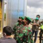 FOTO : Kapolres Tanjab Barat AKBP Guntur Saputro saat Mendampingi Danrem 042 Gapu Jambi meninjau Posko Covid-19 di Pelabuhan Roro Kuala Tungkal, Kamis (07/05/20).