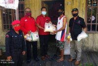 FOTO : Ketua DPC PDIP Tanjab Barat Mulyani Siregar, SH sekaligus Ketua DPRD Tanjab Barat Saat Mengabtarkan Paket Sembako ke Warga, Senin (11/05/20)