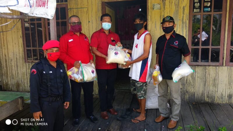 FOTO : Ketua DPC PDIP Tanjab Barat Mulyani Siregar, SH sekaligus Ketua DPRD Tanjab Barat Saat Mengabtarkan Paket Sembako ke Warga, Senin (11/05/20)