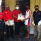 FOTO : Ketua DPC PDIP Tanjab Barat Mulyani Siregar, SH sekaligus Ketua DPRD Tanjab Barat Saat Mengabtarkan Paket Sembako ke Warga, Senin (11/05/20)