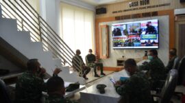 FOTO : Komandan Korem 042/Garuda Putih Kolonel Kav M. Zulkifli Saat Menggelar Video Conference (Vicon) dengan para Dandim jajaran Korem 042/Gapu dan Ka Korum Yonif Raider 142/KJ terkait Percepatan Penanganan Penyebaran Corona Virus Disease 2019 atau Covid-19, Senin (11/05/20)