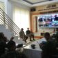 FOTO : Komandan Korem 042/Garuda Putih Kolonel Kav M. Zulkifli Saat Menggelar Video Conference (Vicon) dengan para Dandim jajaran Korem 042/Gapu dan Ka Korum Yonif Raider 142/KJ terkait Percepatan Penanganan Penyebaran Corona Virus Disease 2019 atau Covid-19, Senin (11/05/20)