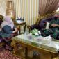 FOTO : Komandan Korem 042/Garuda Putih Kolonel Kav M. Zulkifli bersama Bupati Muaro Jambi Hj. Masnah Busyro Bahas Penanganan Covid-19 di Kabupaten Muaro, Kamis (14/05/20)