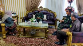 FOTO : Komandan Korem 042/Garuda Putih Kolonel Kav M. Zulkifli bersama Bupati Muaro Jambi Hj. Masnah Busyro Bahas Penanganan Covid-19 di Kabupaten Muaro, Kamis (14/05/20)