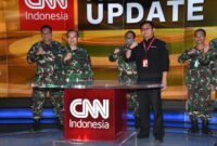 FOTO : Kepala Dinas Penerangan Angkatan Darat (Kadispenad) Kolonel Inf Nefra Firdaus Bersama Direktur Utama CNN Indonesia, Titin Rosmasari di Studio Trans TV Jln. P. Tendean, Mampang, Jakarta Selatan, Kamis (14/05/20).