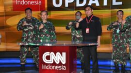 FOTO : Kepala Dinas Penerangan Angkatan Darat (Kadispenad) Kolonel Inf Nefra Firdaus Bersama Direktur Utama CNN Indonesia, Titin Rosmasari di Studio Trans TV Jln. P. Tendean, Mampang, Jakarta Selatan, Kamis (14/05/20).
