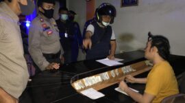 FOTO : Tim Petir Polres Tanjab Barat Melakukan Razia di Salah Satu Hotel di Wilayah Kecamatan Tungkal Ilir, Kabupaten Tanjab Barat, Rabu (16/05/20).