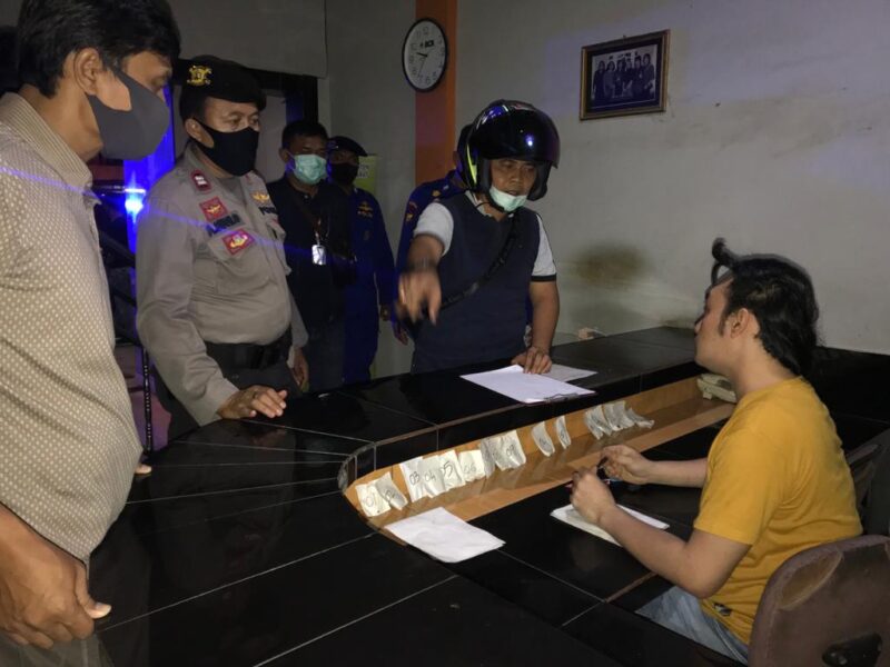 FOTO : Tim Petir Polres Tanjab Barat Melakukan Razia di Salah Satu Hotel di Wilayah Kecamatan Tungkal Ilir, Kabupaten Tanjab Barat, Rabu (16/05/20).