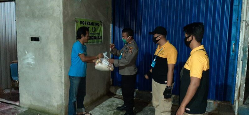 FOTO : Kapolsek Tungkal Ilir IPTU Agus A Purba, SH, MH Menyambagi dan Memberikan Bantuan Sembako Petugas Pos Pos Kamling, Sabtu malam Minggu (16/05/20).