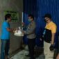 FOTO : Kapolsek Tungkal Ilir IPTU Agus A Purba, SH, MH Menyambagi dan Memberikan Bantuan Sembako Petugas Pos Pos Kamling, Sabtu malam Minggu (16/05/20).