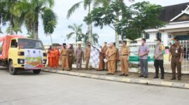 FOTO : Bupati Tanjung Jabung Barat Dr. H. Safrial Saat Lunching apaket Sembako Murah atau Subsidi, Senin (18/05/20)