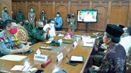 FOTO : Komandan Korem 042/Gapu Kolonel Kav M.Zulkifli dampingi Gubernur Jambi Fachrori Umar mengikuti Video Conference dengan Menkopolhukam Mahfud MD, diruang pola Gubernur Jambi, Senin (18/05/20)