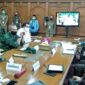 FOTO : Komandan Korem 042/Gapu Kolonel Kav M.Zulkifli dampingi Gubernur Jambi Fachrori Umar mengikuti Video Conference dengan Menkopolhukam Mahfud MD, diruang pola Gubernur Jambi, Senin (18/05/20)