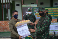 FOTO : Komandan Korem 042/Gapu Kolonel Kav M. Zulkifli saat Menyerahkan Bingkisan Lebaran Kepada Perwakilan Anggora dan Wartawan, Selasa (19/05/20)