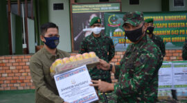 FOTO : Komandan Korem 042/Gapu Kolonel Kav M. Zulkifli saat Menyerahkan Bingkisan Lebaran Kepada Perwakilan Anggora dan Wartawan, Selasa (19/05/20)