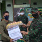 FOTO : Komandan Korem 042/Gapu Kolonel Kav M. Zulkifli saat Menyerahkan Bingkisan Lebaran Kepada Perwakilan Anggora dan Wartawan, Selasa (19/05/20)