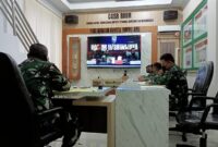 Danrem 042/Gapu Kolonel Kav M. Zulkuifli didampingi Pasi Intel, Pasi Ops, Pasi Pers dan Kapenrem mengikuti Video Conference dengan Pangdam II/SWJ di ruang C4ISR Makorem 042/Gapu, Rabu (20/05/20).