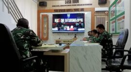 Danrem 042/Gapu Kolonel Kav M. Zulkuifli didampingi Pasi Intel, Pasi Ops, Pasi Pers dan Kapenrem mengikuti Video Conference dengan Pangdam II/SWJ di ruang C4ISR Makorem 042/Gapu, Rabu (20/05/20).