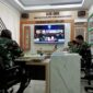 Danrem 042/Gapu Kolonel Kav M. Zulkuifli didampingi Pasi Intel, Pasi Ops, Pasi Pers dan Kapenrem mengikuti Video Conference dengan Pangdam II/SWJ di ruang C4ISR Makorem 042/Gapu, Rabu (20/05/20).