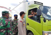 FOTO : Kapolres Tanjab Barat AKBP Guntur Saputro S.IK, MH Saat Memberikan Arahan Pada Supir Truk Logistik di Pelabuhan Roro, kamis (21/05/20)