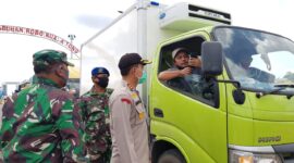 FOTO : Kapolres Tanjab Barat AKBP Guntur Saputro S.IK, MH Saat Memberikan Arahan Pada Supir Truk Logistik di Pelabuhan Roro, kamis (21/05/20)
