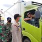 FOTO : Kapolres Tanjab Barat AKBP Guntur Saputro S.IK, MH Saat Memberikan Arahan Pada Supir Truk Logistik di Pelabuhan Roro, kamis (21/05/20)