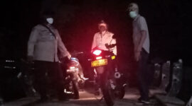 FOTO : Kasat Intel IPTU Edi Purnawan, SH saat Memimpin Patroli di Jembatan Pasar Tanggoraja Ilir, Jumat malam (21/05/20).